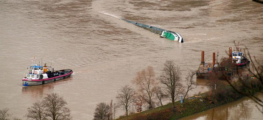 Schiff gesunken St Goarhausen Loreley P059.jpg